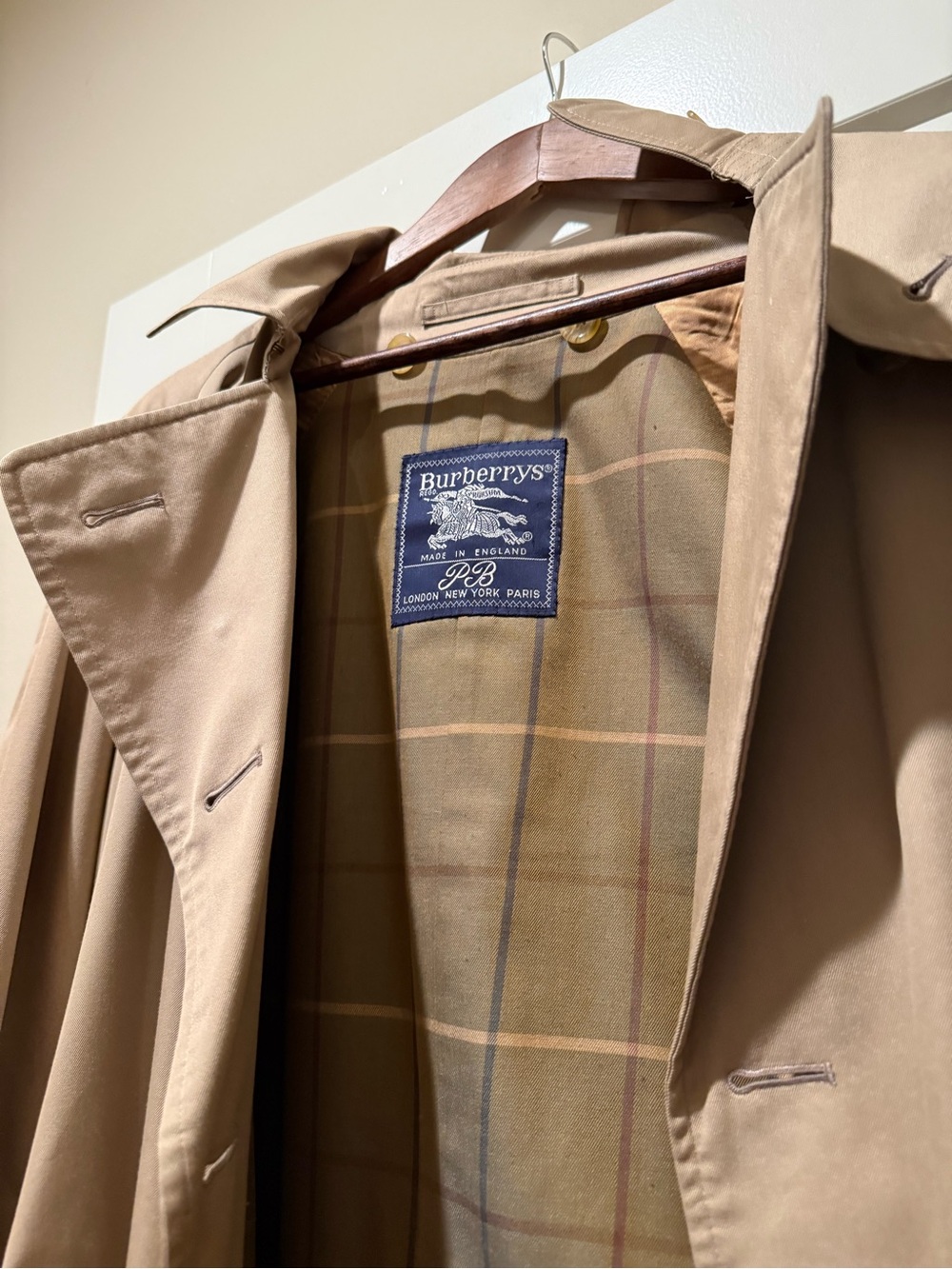 Burberry Women’s Beige Trench Coat with Checked Lining - Picture 2 of 3